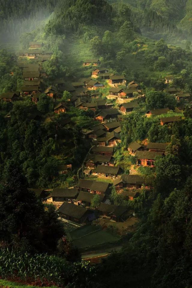 《怒晴湘西》爆火,这片自带神奇色彩的秘境,远比你想象的更“勾魂”