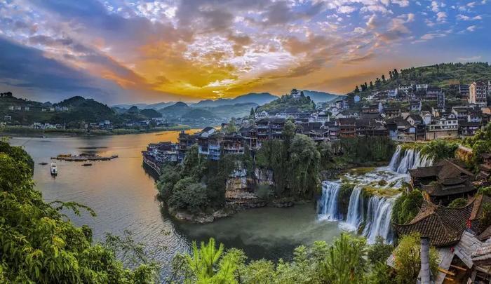 《怒晴湘西》爆火,这片自带神奇色彩的秘境,远比你想象的更“勾魂”