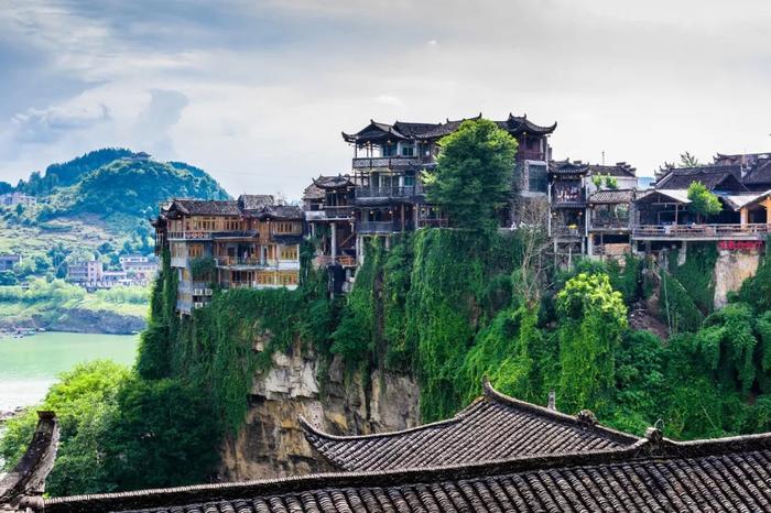 《怒晴湘西》爆火,这片自带神奇色彩的秘境,远比你想象的更“勾魂”