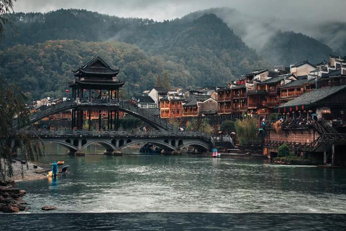 《怒晴湘西》爆火,这片自带神奇色彩的秘境,远比你想象的更“勾魂”