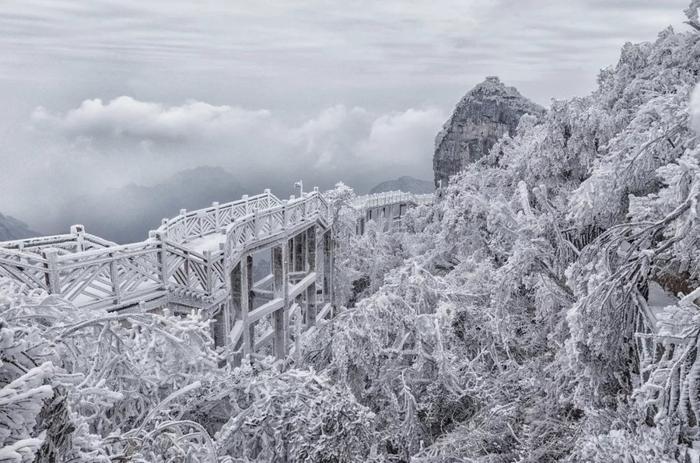 《怒晴湘西》爆火,这片自带神奇色彩的秘境,远比你想象的更“勾魂”