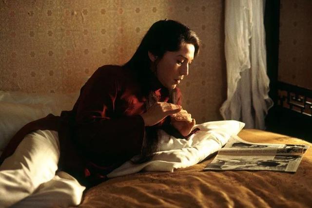 《霸王别姬》27年后翻红:从国际影星沦落的他,最后还是活成孤儿