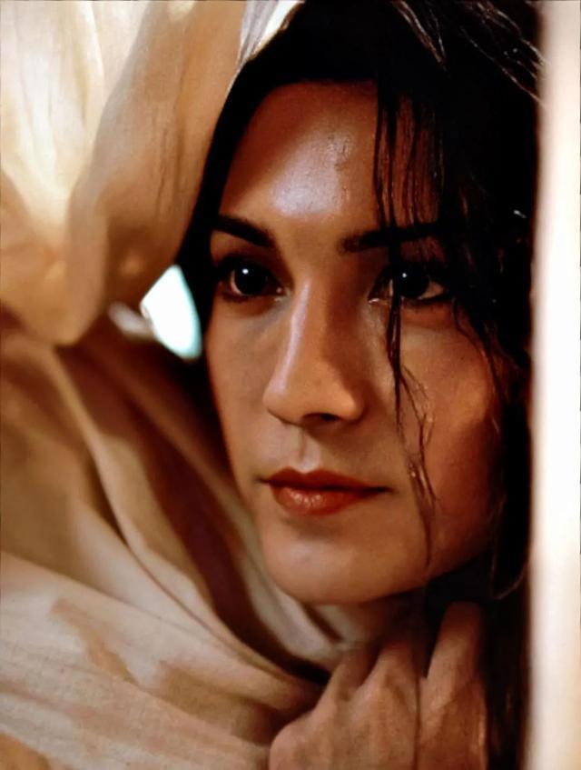 《霸王别姬》27年后翻红:从国际影星沦落的他,最后还是活成孤儿