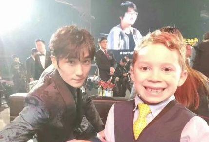 8岁男孩“卖笑”一夜赚千万：2亿儿童早熟背后，是一场成年人的谋杀！