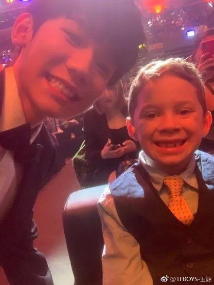 8岁男孩“卖笑”一夜赚千万：2亿儿童早熟背后，是一场成年人的谋杀！