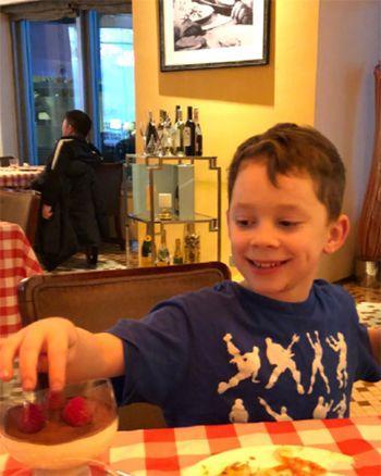 8岁男孩“卖笑”一夜赚千万：2亿儿童早熟背后，是一场成年人的谋杀！