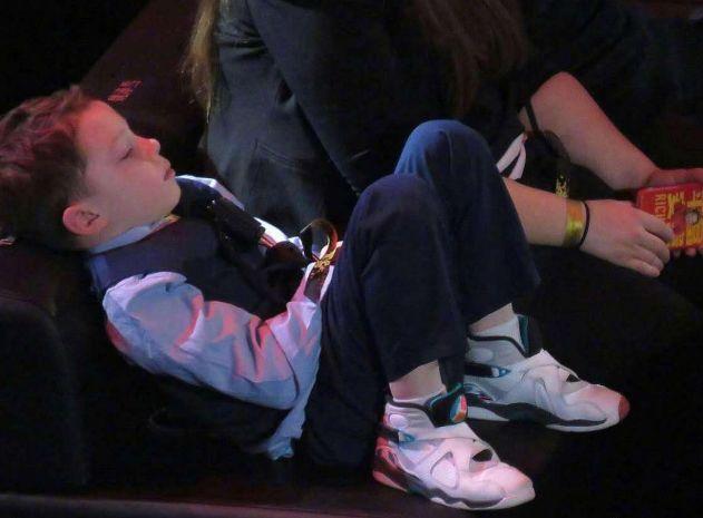 8岁男孩“卖笑”一夜赚千万：2亿儿童早熟背后，是一场成年人的谋杀！