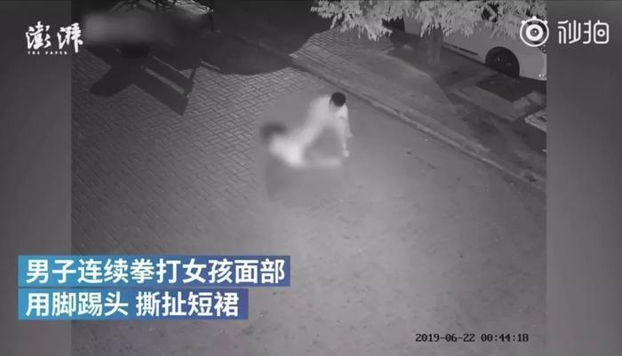 深夜男子暴打女孩:女儿,你这一生,最重要的就是保护自己