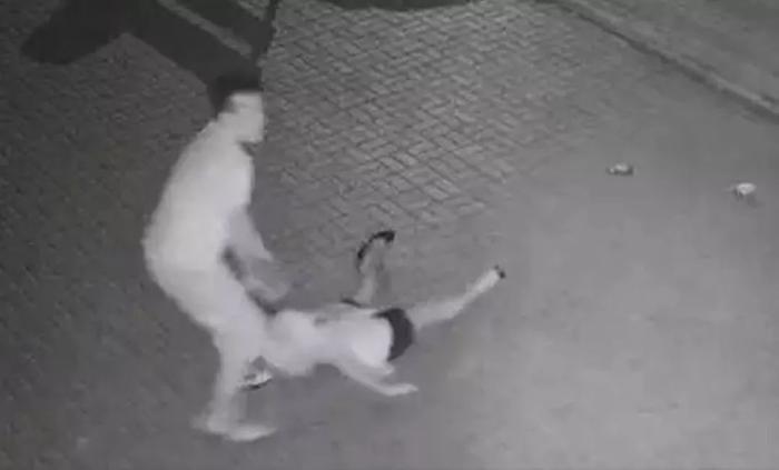 深夜男子暴打女孩:女儿,你这一生,最重要的就是保护自己