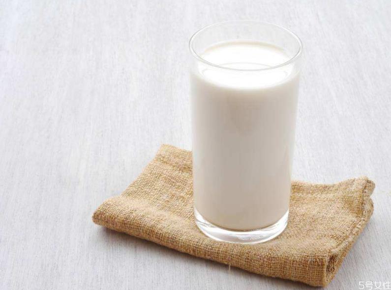 鲜牛奶变成豆花状能喝吗 鲜牛奶结块了像豆腐脑 鲜牛奶变成豆花状能喝吗 鲜牛奶结块了像豆腐脑