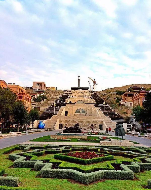 诺亚方舟最后停靠的地方, 亚美尼亚的千年神隐