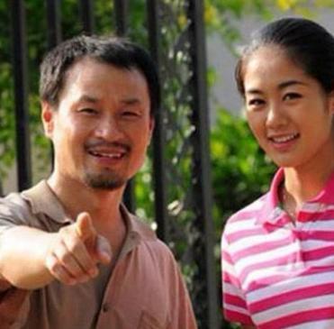 赵本山最艰苦徒弟近照:父母双亡却活得漂亮,如今娶娇妻生双胞胎