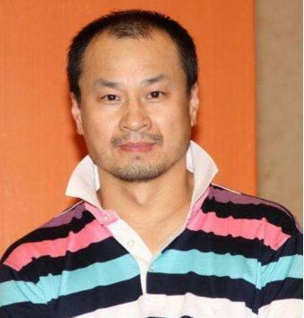 赵本山最艰苦徒弟近照:父母双亡却活得漂亮,如今娶娇妻生双胞胎