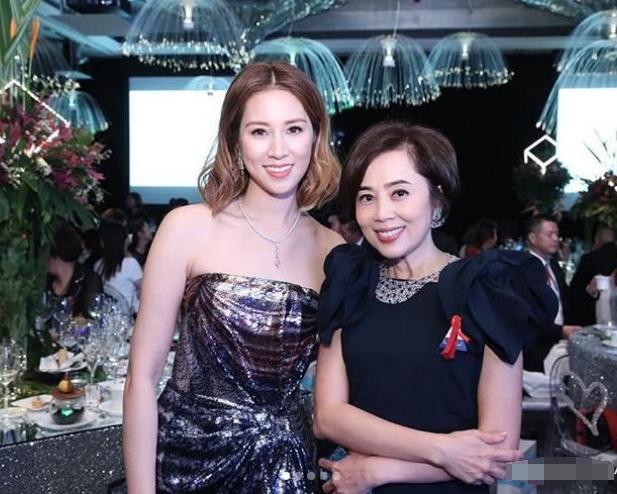 她是最成功的豪门媳妇, 17岁就吸引了李家诚, 如今自称想生第五胎