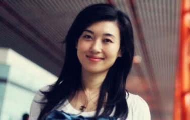 她是央视最美主持人,婚后生活很是幸福,如今40岁依然很美