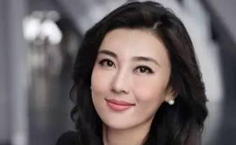 她是央视最美主持人,婚后生活很是幸福,如今40岁依然很美