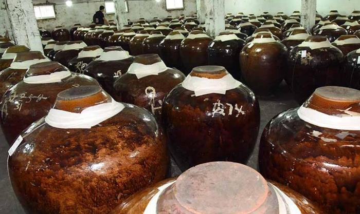 茅台酒厂最神秘的地方,80年茅台都存在这里,每坛价值不可估量