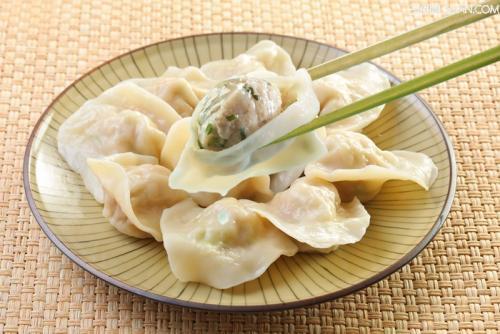 闻着就流口水的20种素馅饺子，制作步骤如下