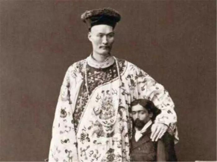 我国最高的人是谁?比姚明高近1米,会8国语言,却被当小丑围观