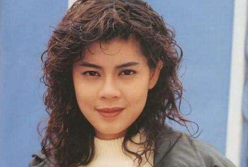 她是TVB最受争议的女星,出道就演绝色,她的经典至今无人超越