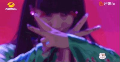 ​黄龄的身上，有一种很拧巴的优雅