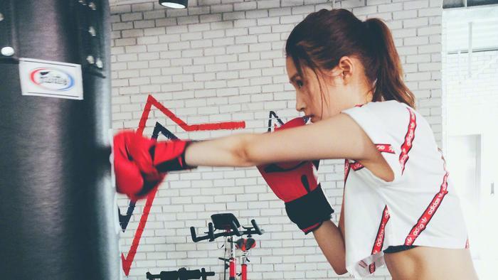 《甜蜜暴击》被吐槽烂片，收视屡创新低？网友：流量cp被暴击！