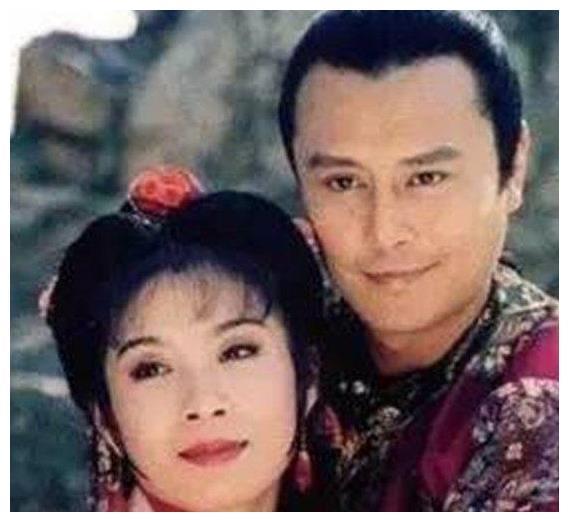 怀旧经典琼瑶剧《新月格格》，最毁三观的忘年恋