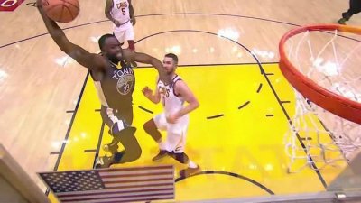 ​戳眼、踢蛋之后，格林再现争议动作！NBA最脏的球员