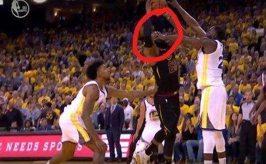 戳眼、踢蛋之后，格林再现争议动作！NBA最脏的球员