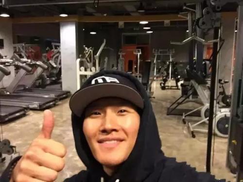 金钟国健身二十年,综艺中常以健壮示人,其实那都是假象