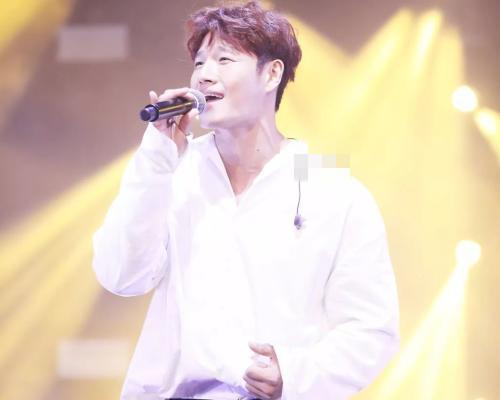 金钟国健身二十年,综艺中常以健壮示人,其实那都是假象