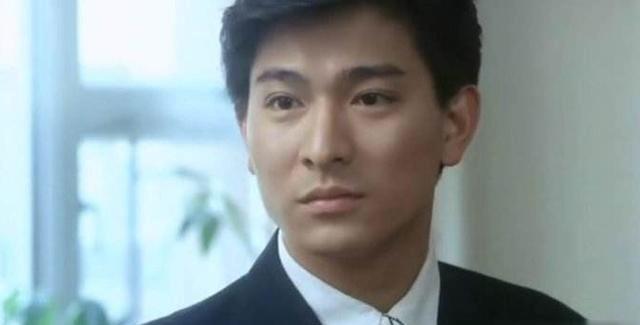 郑秀文电梯偶遇刘德华,满脸通红忍不住尖叫,与华仔亲密贴脸合影