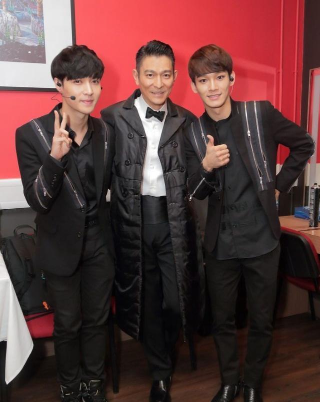 郑秀文电梯偶遇刘德华,满脸通红忍不住尖叫,与华仔亲密贴脸合影