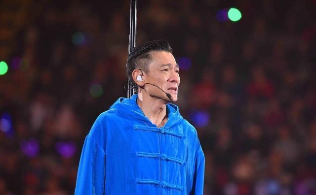 郑秀文电梯偶遇刘德华,满脸通红忍不住尖叫,与华仔亲密贴脸合影