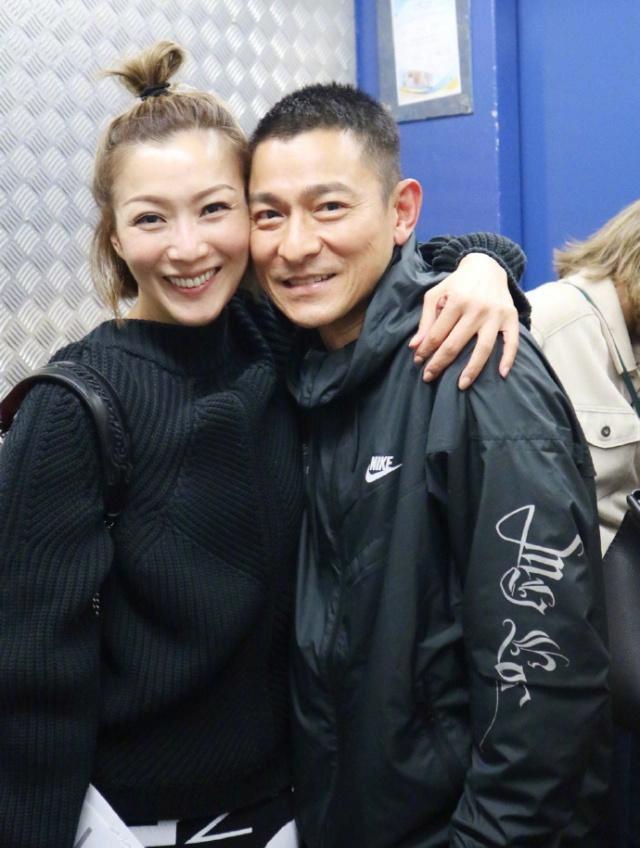 郑秀文电梯偶遇刘德华,满脸通红忍不住尖叫,与华仔亲密贴脸合影