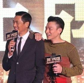 郑秀文电梯偶遇刘德华,满脸通红忍不住尖叫,与华仔亲密贴脸合影