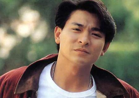 郑秀文电梯偶遇刘德华,满脸通红忍不住尖叫,与华仔亲密贴脸合影