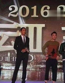 郑秀文电梯偶遇刘德华,满脸通红忍不住尖叫,与华仔亲密贴脸合影