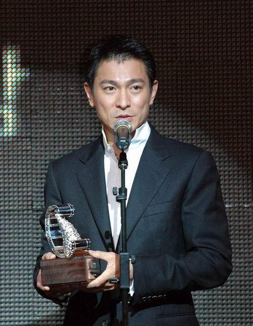 郑秀文电梯偶遇刘德华,满脸通红忍不住尖叫,与华仔亲密贴脸合影