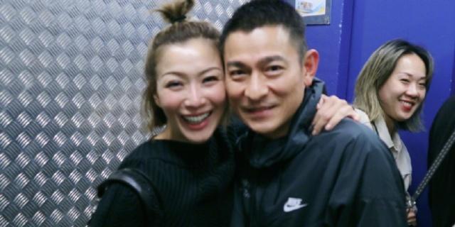 郑秀文电梯偶遇刘德华,满脸通红忍不住尖叫,与华仔亲密贴脸合影