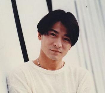 郑秀文电梯偶遇刘德华,满脸通红忍不住尖叫,与华仔亲密贴脸合影