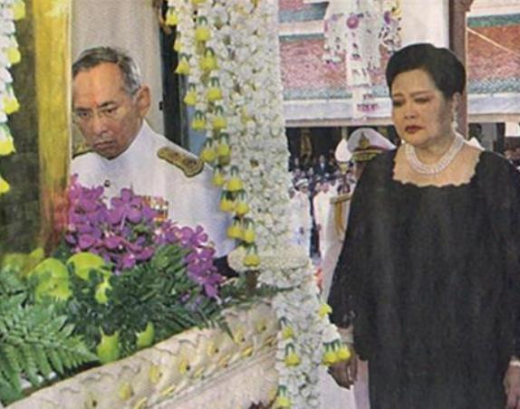 泰国王室最伤感一幕！53岁长公主中年丧子，轻抚棺椁不愿下葬