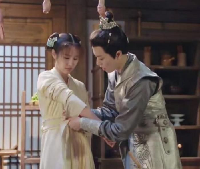 《花不弃》消失了10集的莫若菲再次上线,和青儿有感情线?