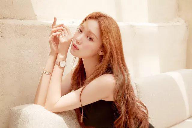 李圣经自带美瞳越发迷人了!登上时尚杂志封面,满屏幕的知性美