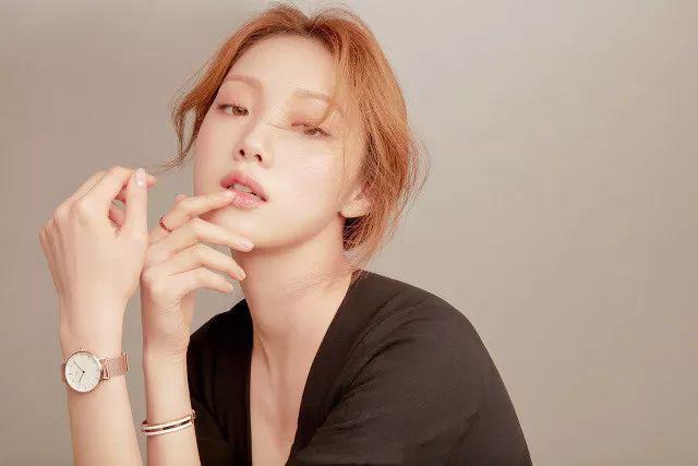 李圣经自带美瞳越发迷人了!登上时尚杂志封面,满屏幕的知性美