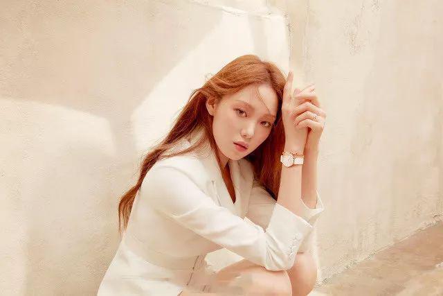 李圣经自带美瞳越发迷人了!登上时尚杂志封面,满屏幕的知性美