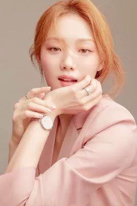 李圣经自带美瞳越发迷人了!登上时尚杂志封面,满屏幕的知性美