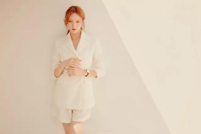 李圣经自带美瞳越发迷人了!登上时尚杂志封面,满屏幕的知性美