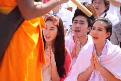 ​泰国最美“人妖皇后”，宁愿选择出家，也不愿嫁入豪门