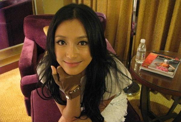 泰国最美“人妖皇后”，宁愿选择出家，也不愿嫁入豪门